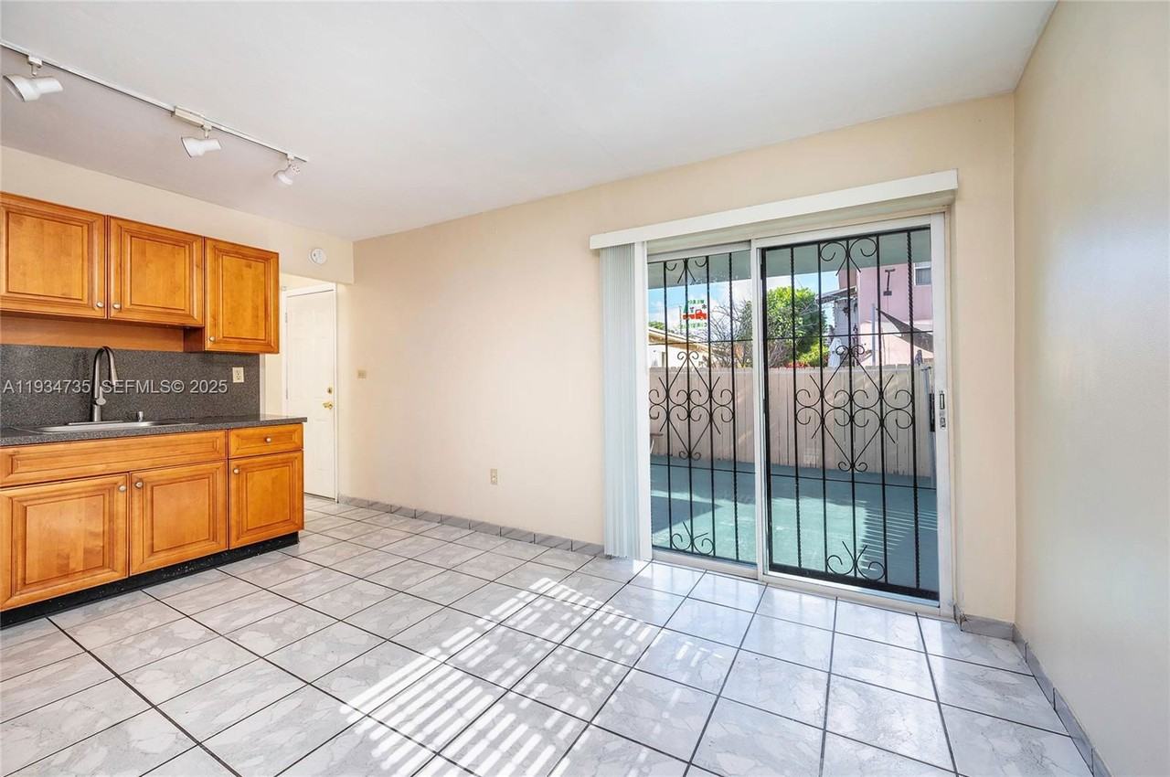 201 Nw 34th Ave #201 - Photo 7 of 8