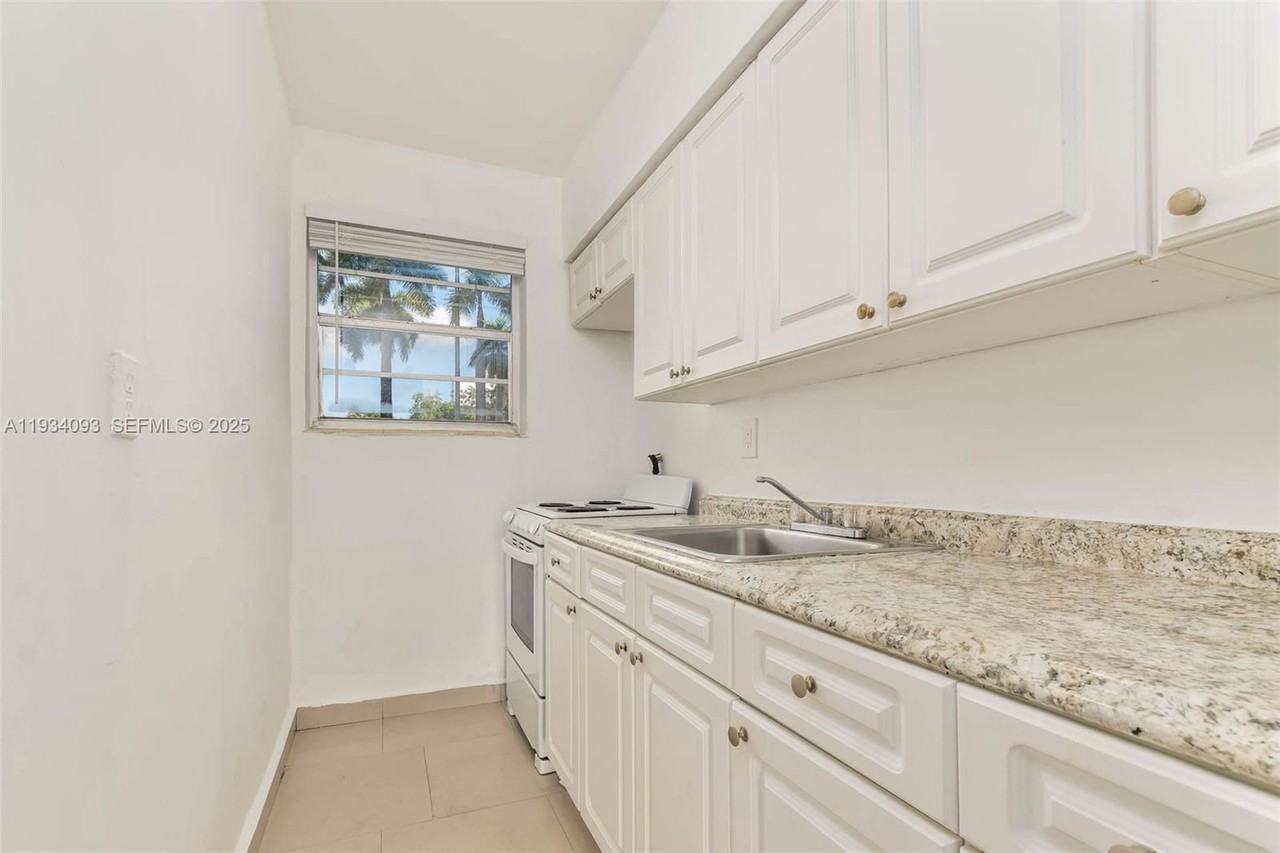 1685 Jefferson Ave #19 - Photo 7 of 8