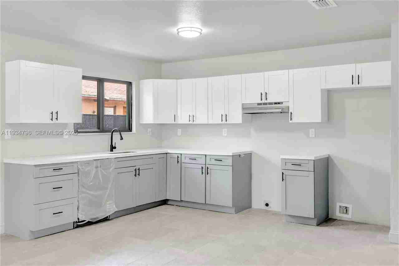 2420 Nw 6th Ct - Photo 4 of 8