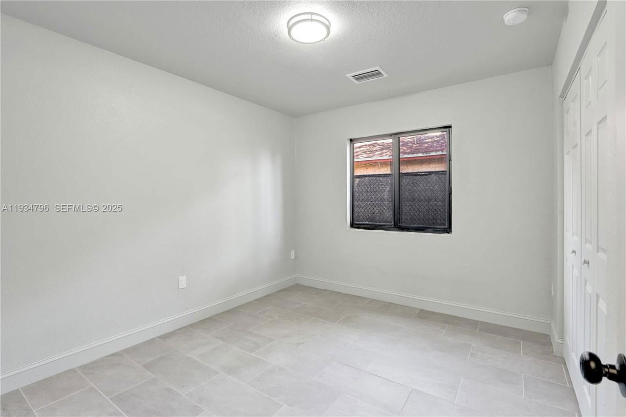 2420 Nw 6th Ct - Photo 5 of 8