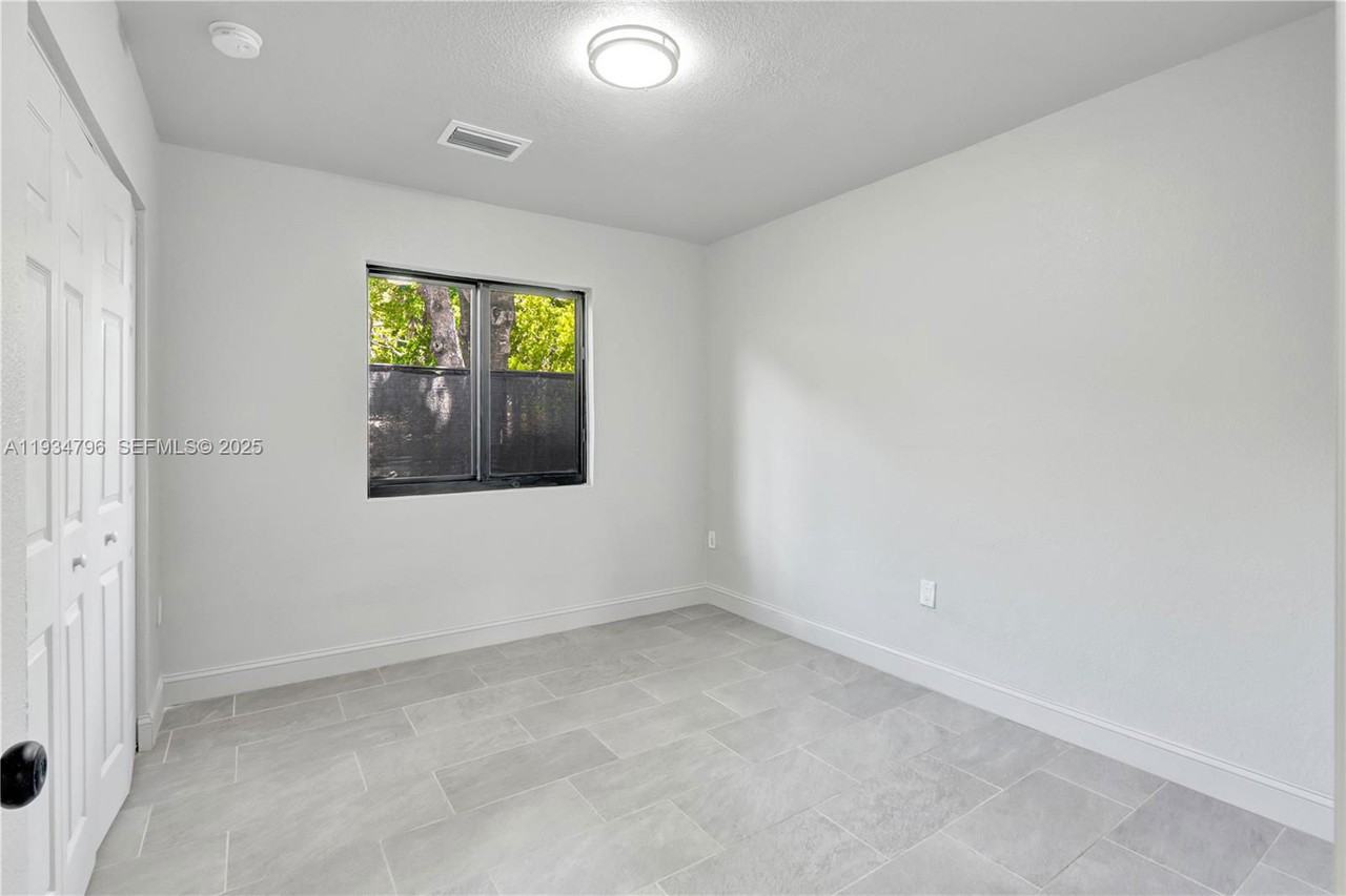 2420 Nw 6th Ct - Photo 6 of 8