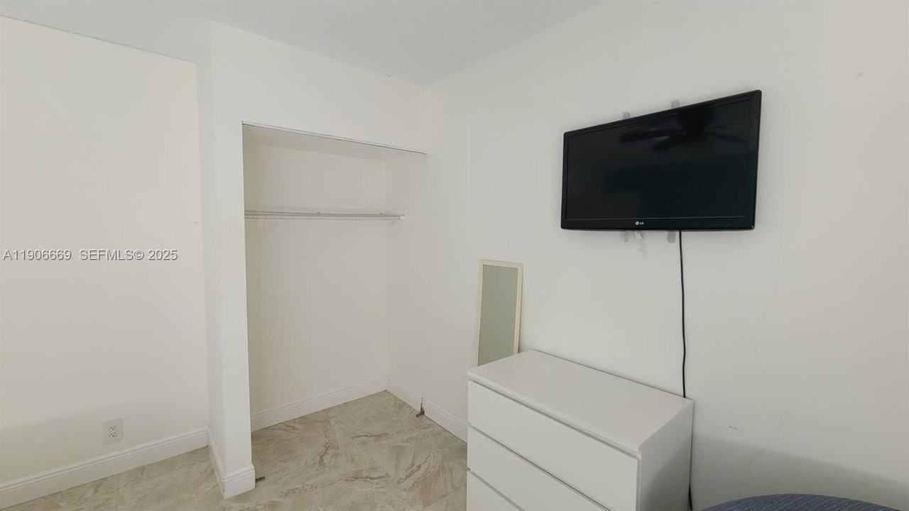 3221 Ne 7th St #1 - Photo 6 of 9