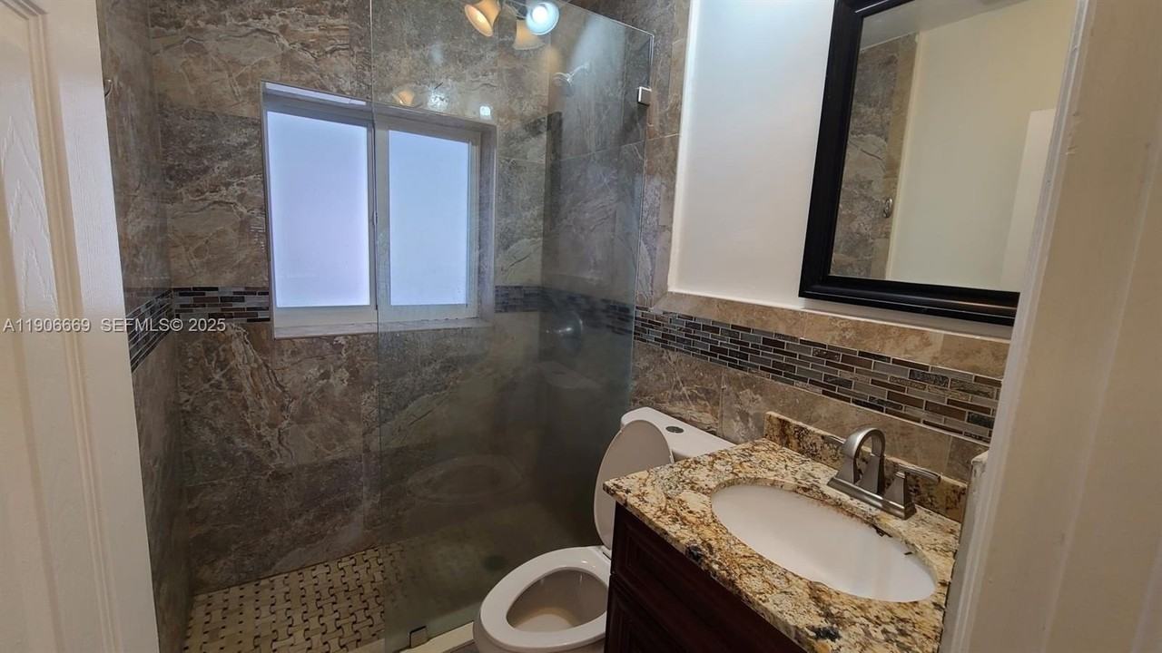 3221 Ne 7th St #1 - Photo 7 of 9