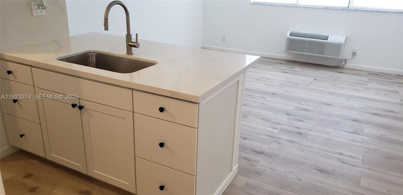 2501 Riverside Dr #402A - Photo 3 of 9