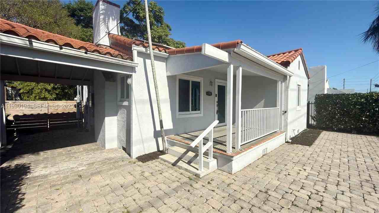 1757 Sw 24th Ter - Photo 3 of 37