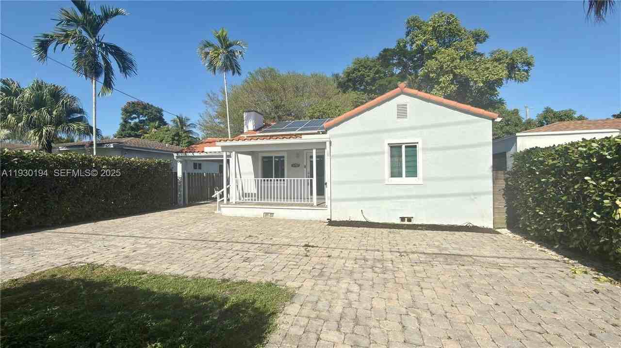 1757 Sw 24th Ter - Photo 4 of 37