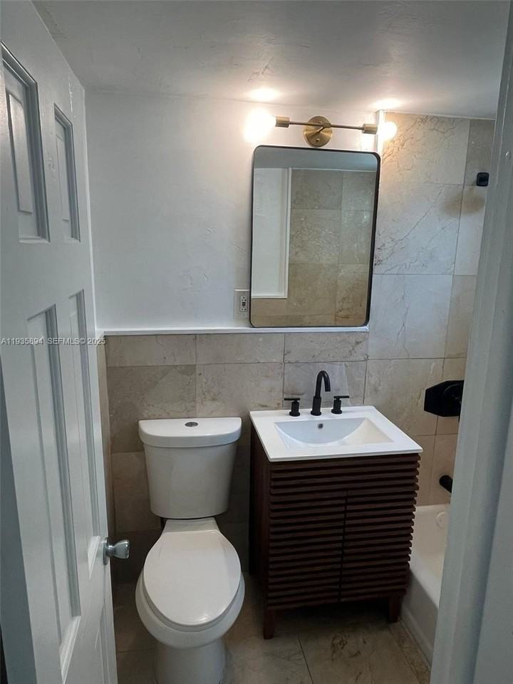 551 Ne 62nd St #7 - Photo 3 of 11