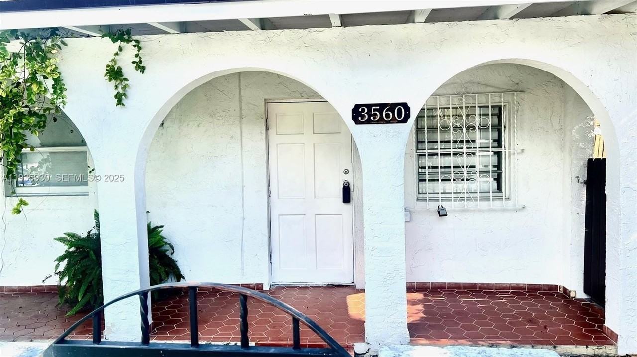 3560 Sw 25th Ter #REAR - Photo 3 of 10