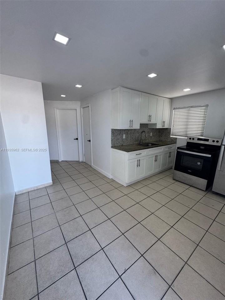 290 Nw 45th Ave - Photo 2 of 20