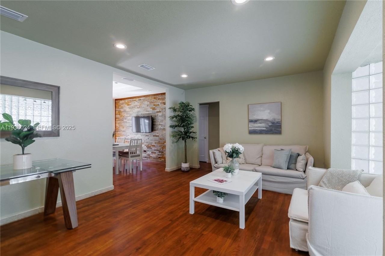 250 Ne 48th St - Photo 4 of 23