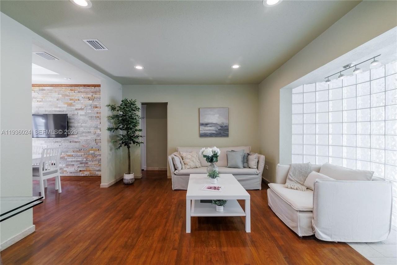 250 Ne 48th St - Photo 5 of 23