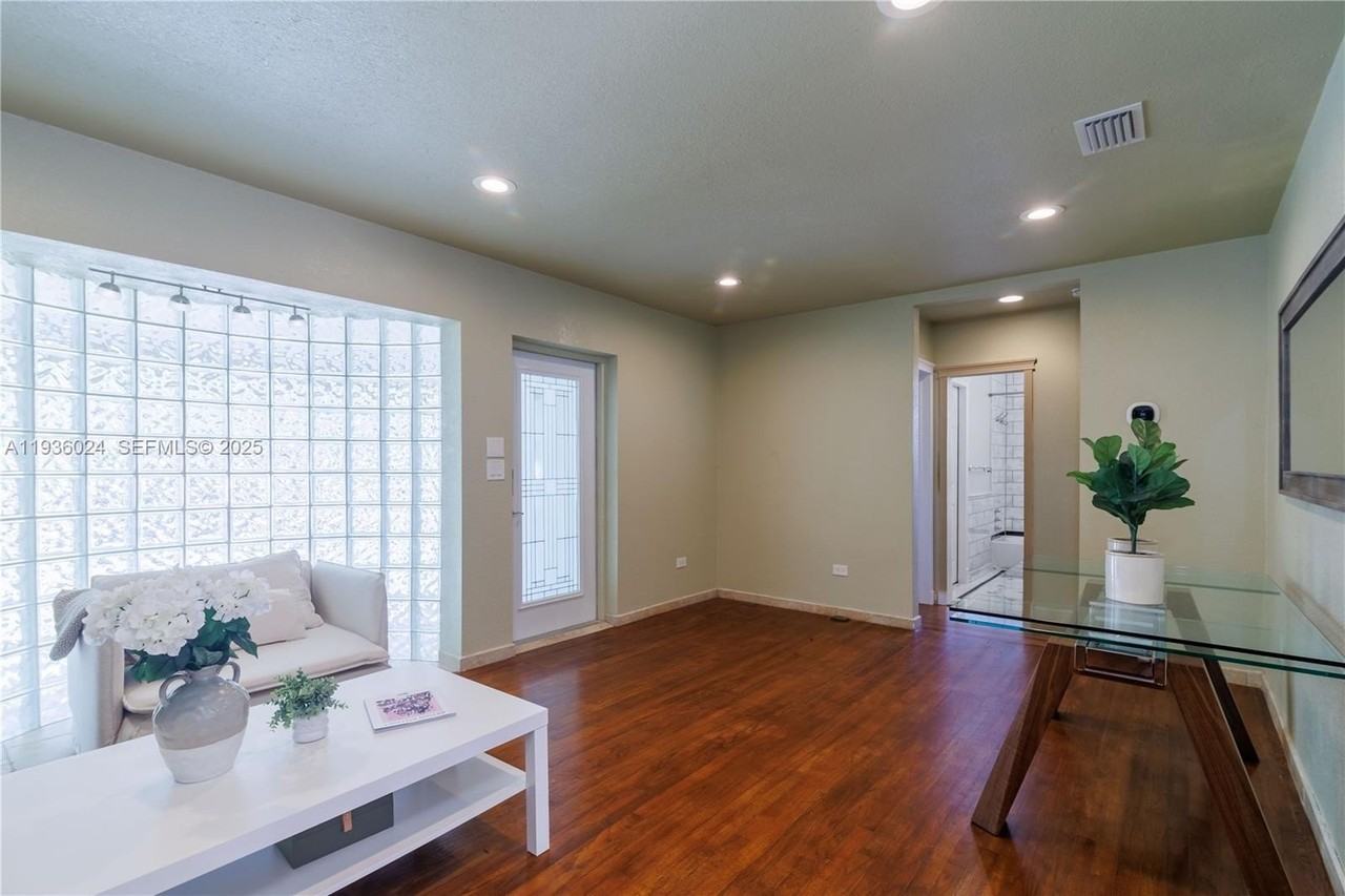 250 Ne 48th St - Photo 7 of 23