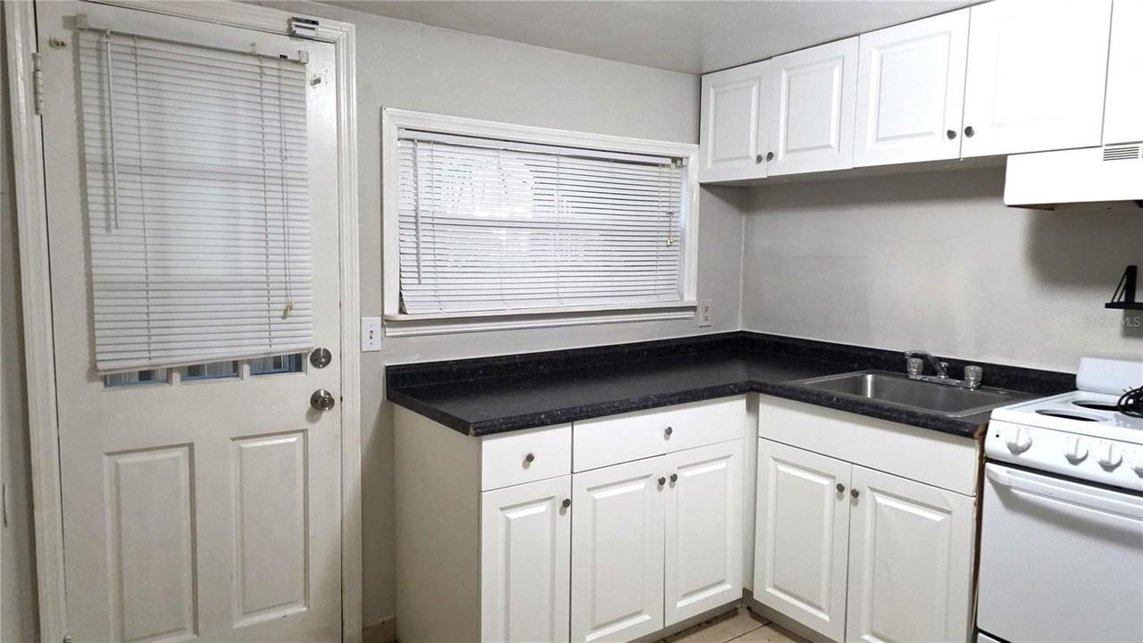 1113 S Park Ave #101 - Photo 3 of 5