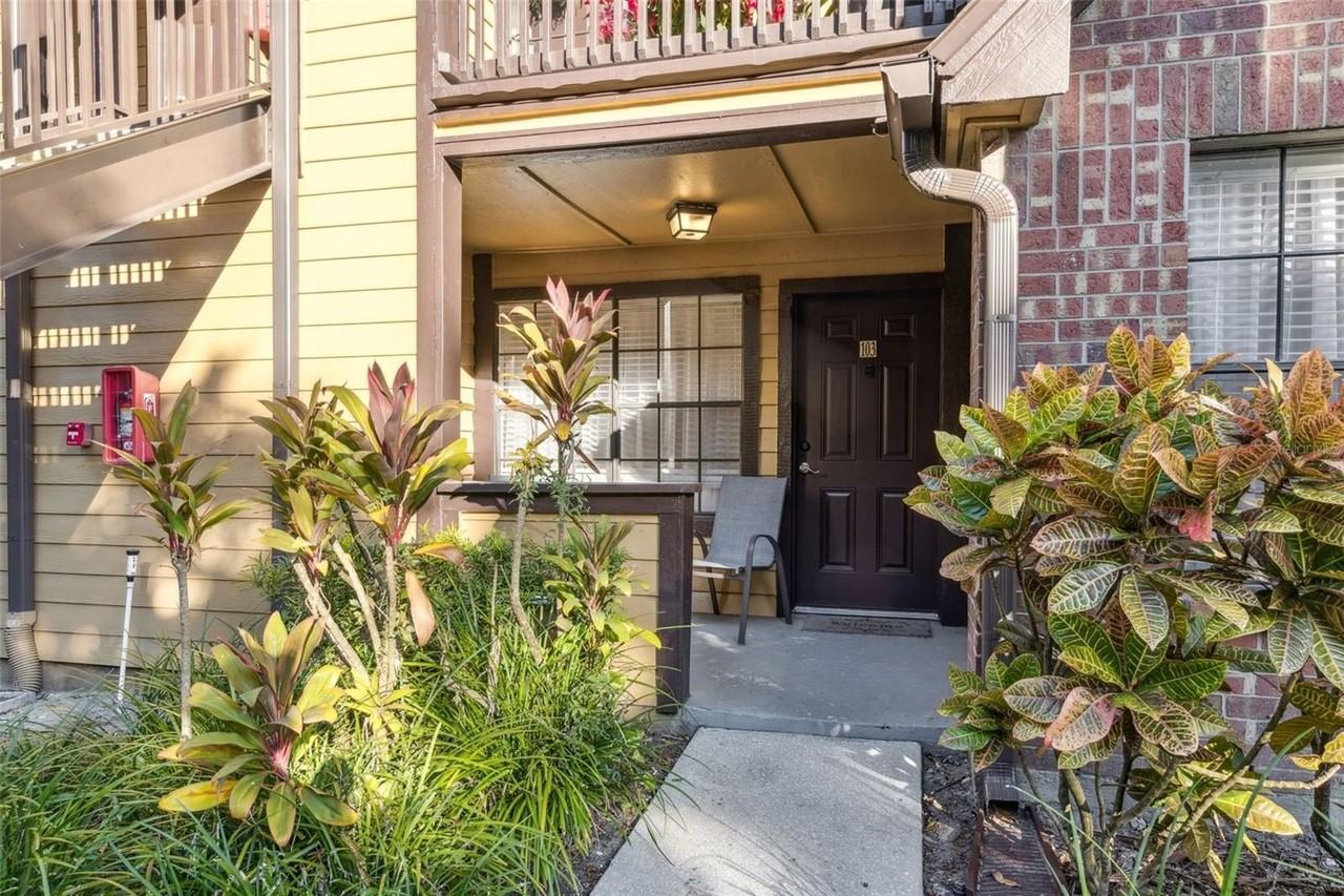 415 Lakepointe Dr #103 - Photo 2 of 12