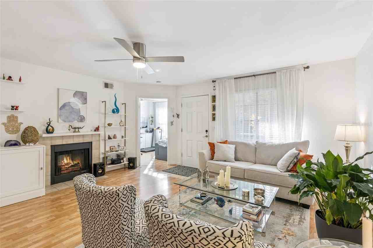 415 Lakepointe Dr #103 - Photo 5 of 12