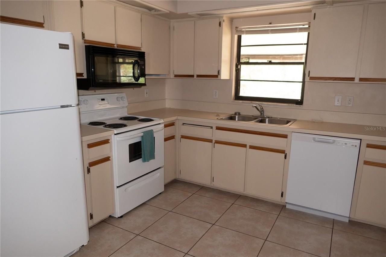 624 Huntly Ln - Photo 3 of 11