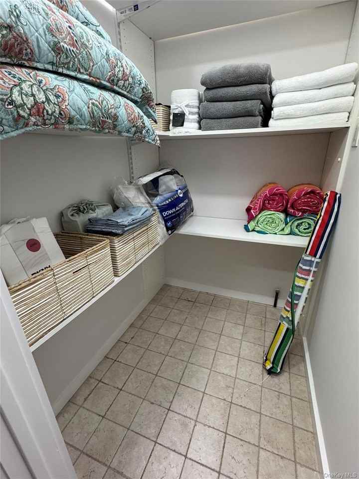 49 Canoe Place Rd Apt 312 #312 - Photo 5 of 12