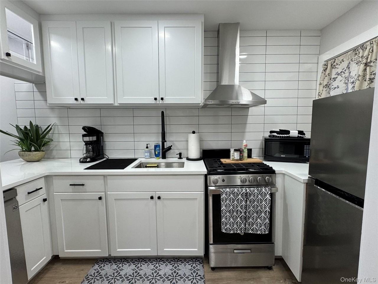 49 Canoe Place Rd Apt 312 #312 - Photo 7 of 12