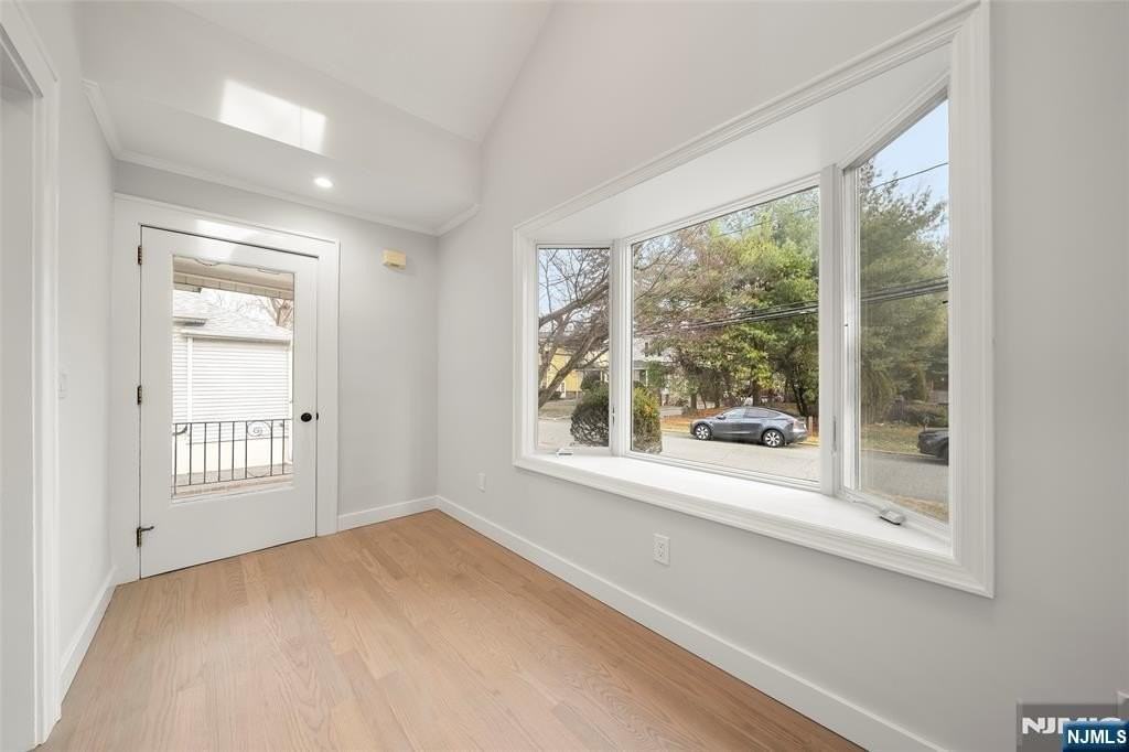 21 Milton St - Photo 4 of 26