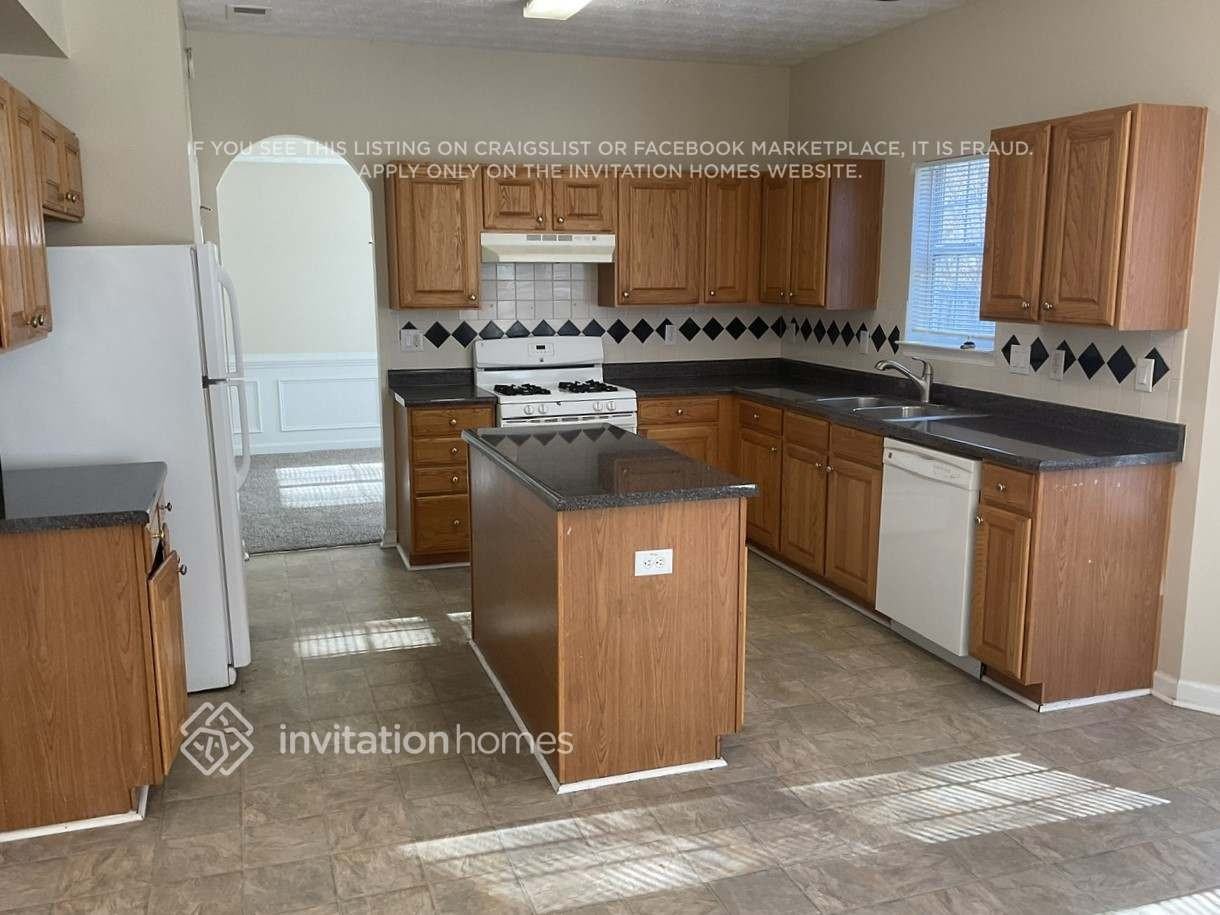 2070 Dartmoth Way - Photo 4 of 12