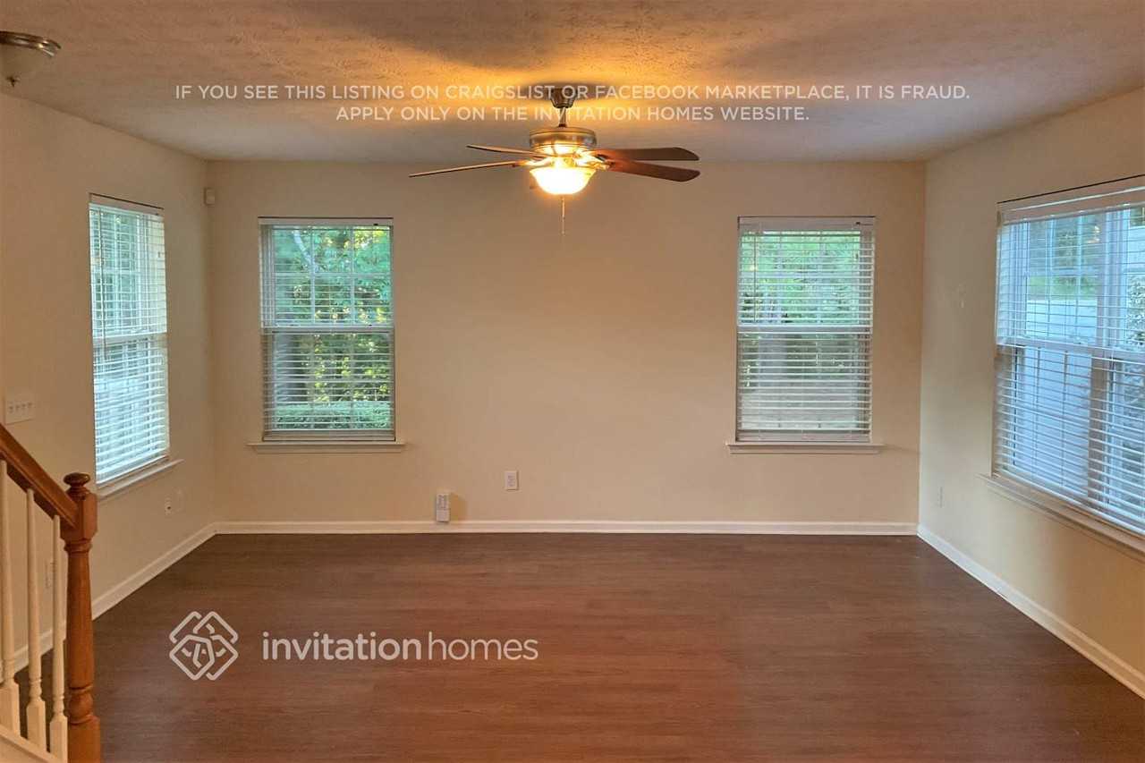 566 Windcroft Cir Nw - Photo 3 of 16