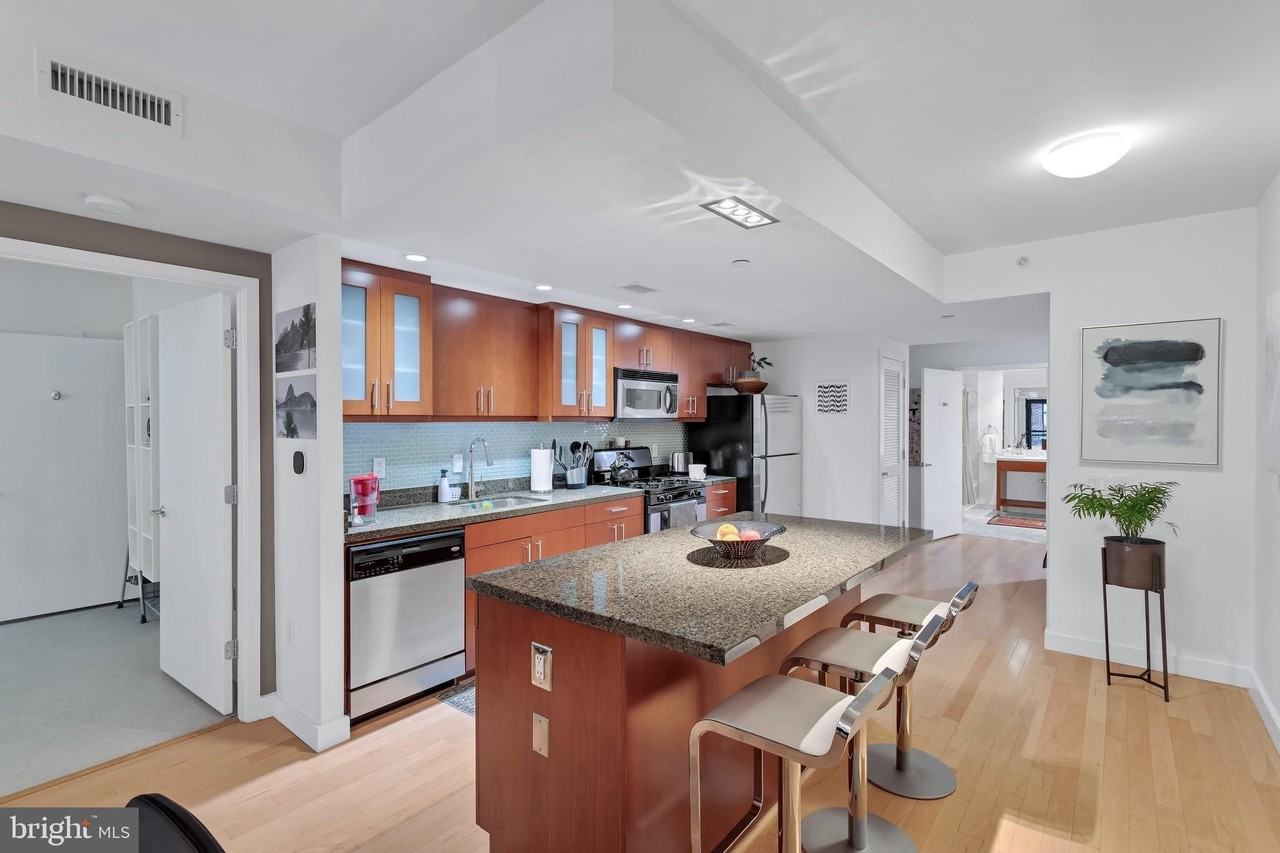 912 F St Nw Apt 102 #102 - Photo 6 of 27