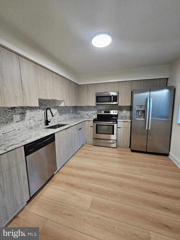 262 Clinton Ct - Photo 2 of 16