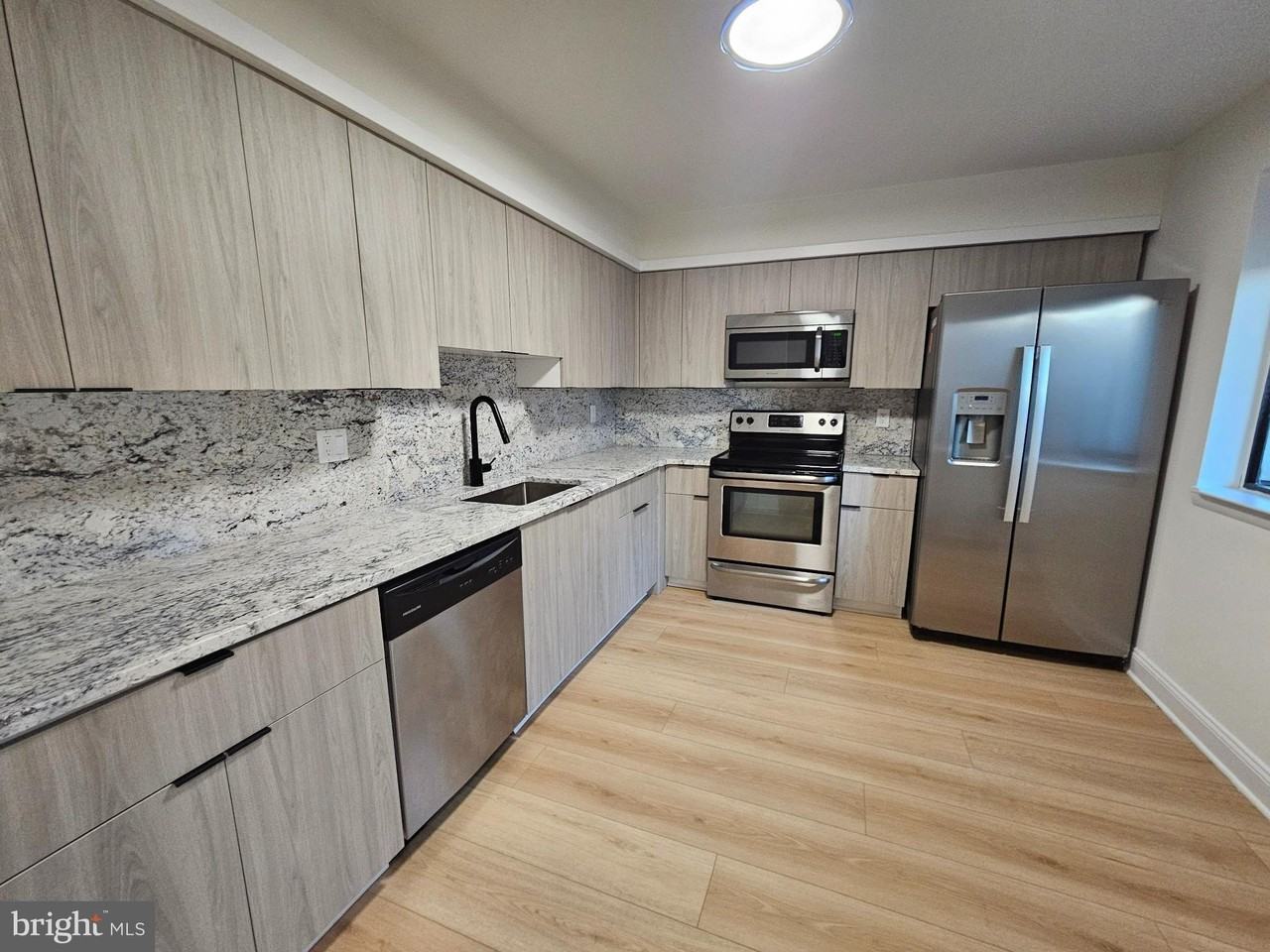 262 Clinton Ct - Photo 3 of 16