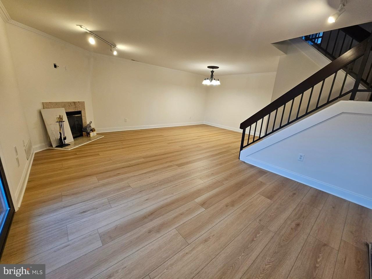 262 Clinton Ct - Photo 5 of 16