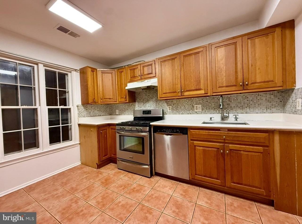 9531 Burdett Rd - Photo 5 of 11