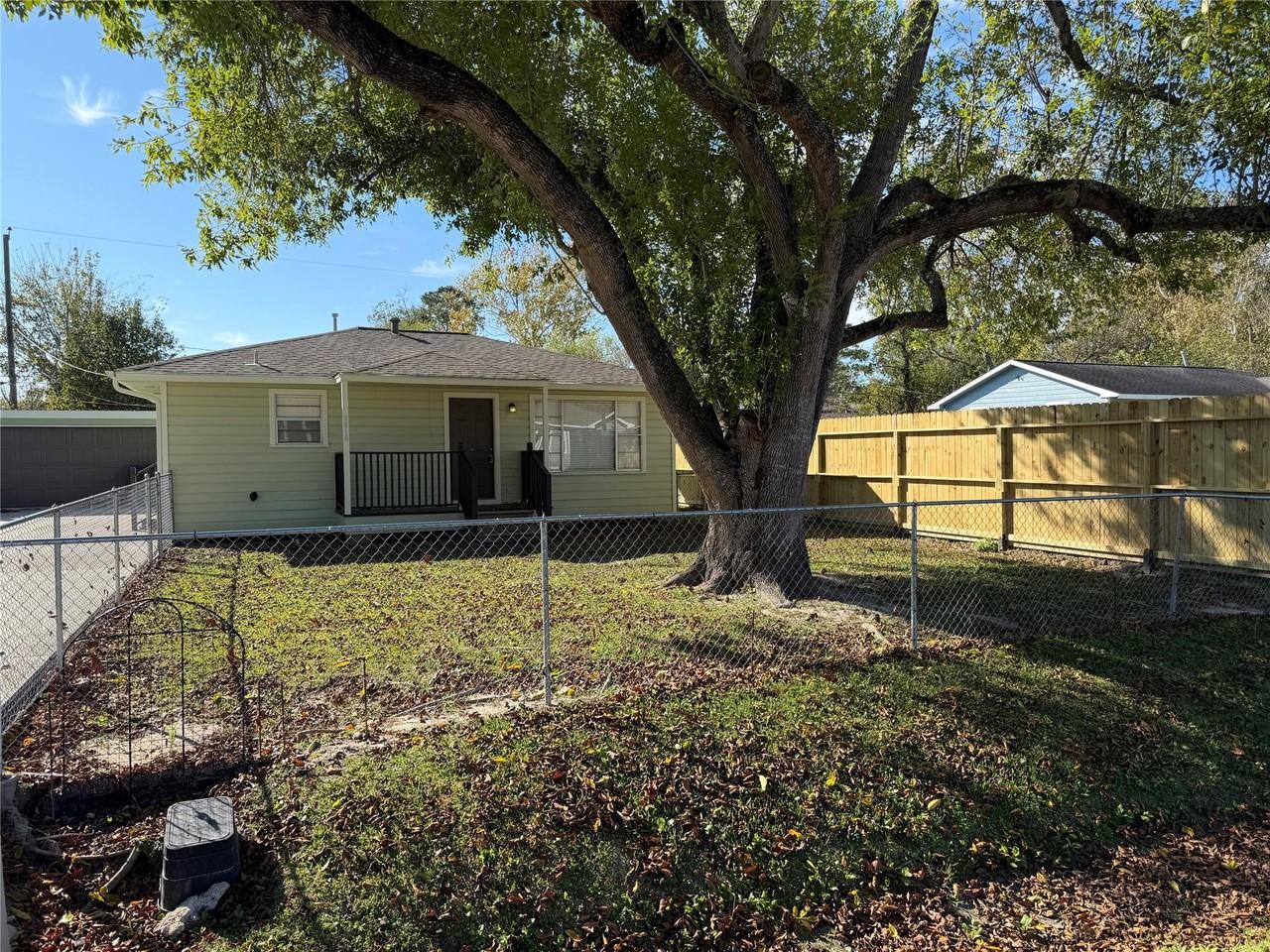 5910 Woodview Dr - Photo 3 of 23