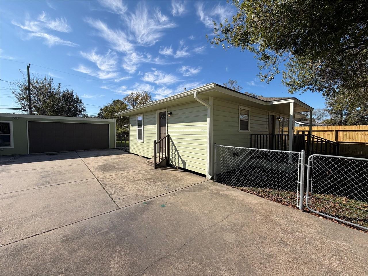 5910 Woodview Dr - Photo 5 of 23