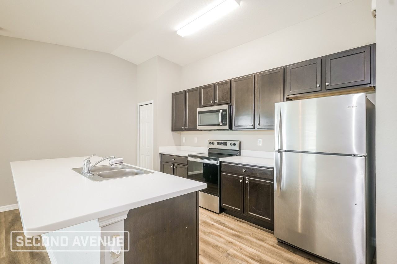 930 Ne 16th Ter - Photo 4 of 27