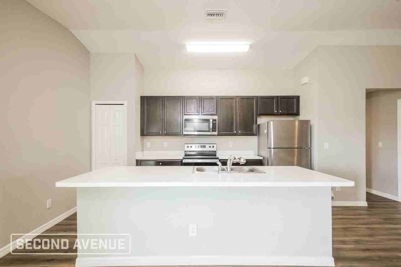 930 Ne 16th Ter - Photo 5 of 27