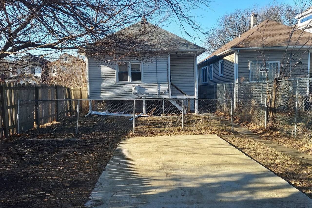 10743 S Prairie Ave - Photo 2 of 13