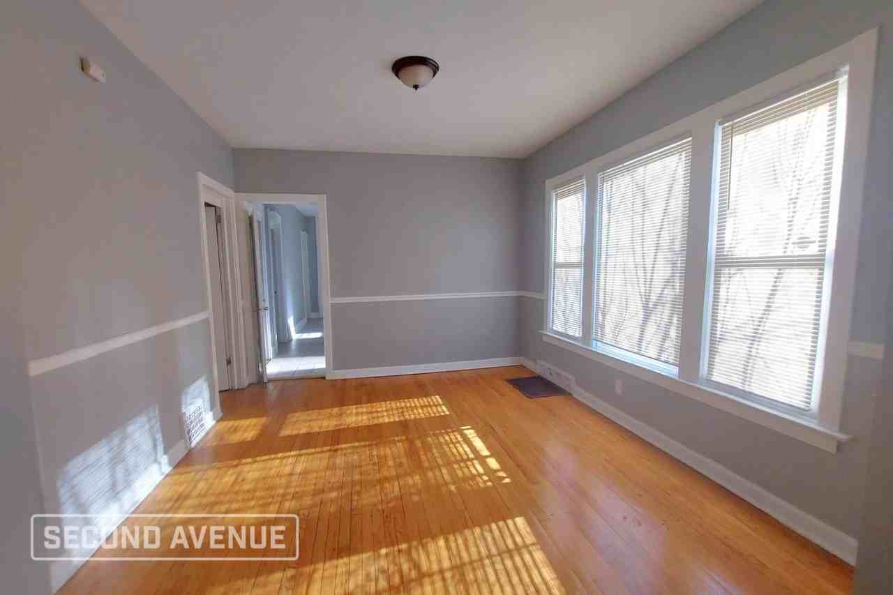 10743 S Prairie Ave - Photo 3 of 13