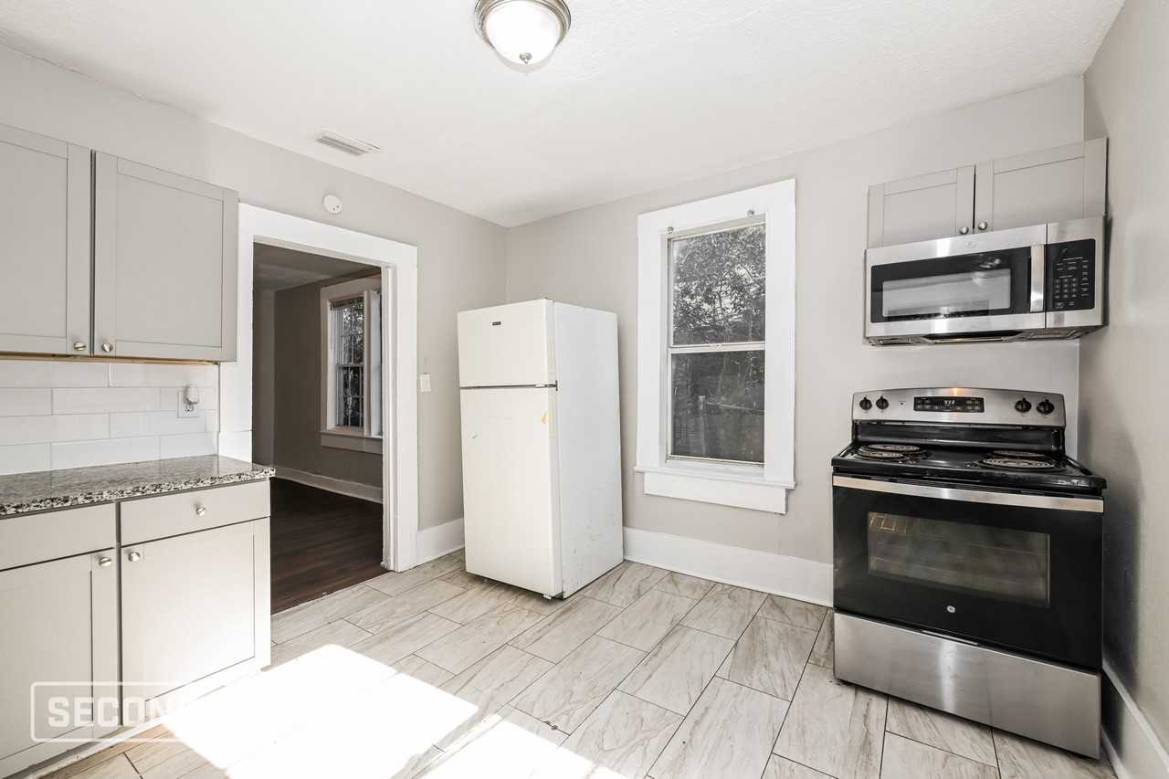 1548 W 23rd St - Photo 4 of 22