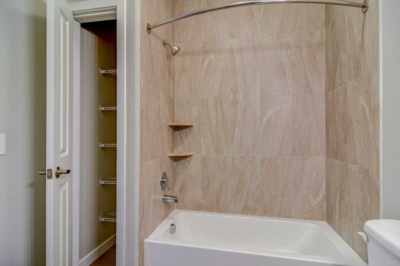 Luxury Rental With Private Parking - Photo 3 of 38