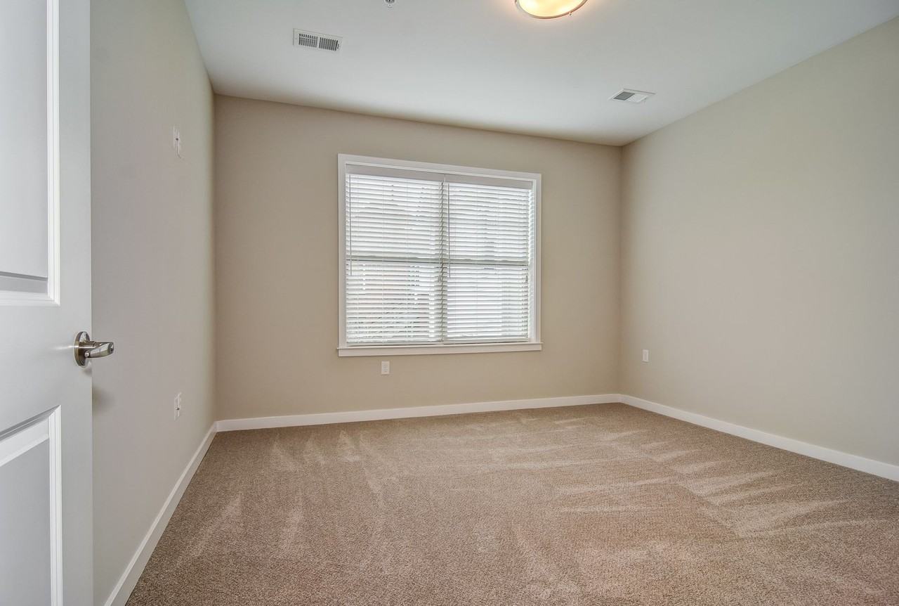 Luxury Rental With Private Parking - Photo 4 of 38