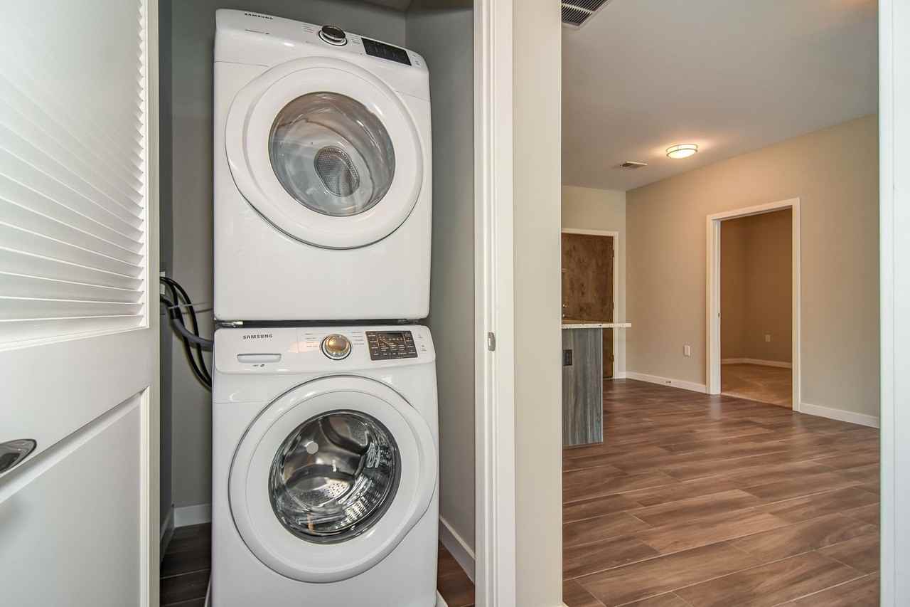 Luxury Rental With Private Parking - Photo 6 of 38