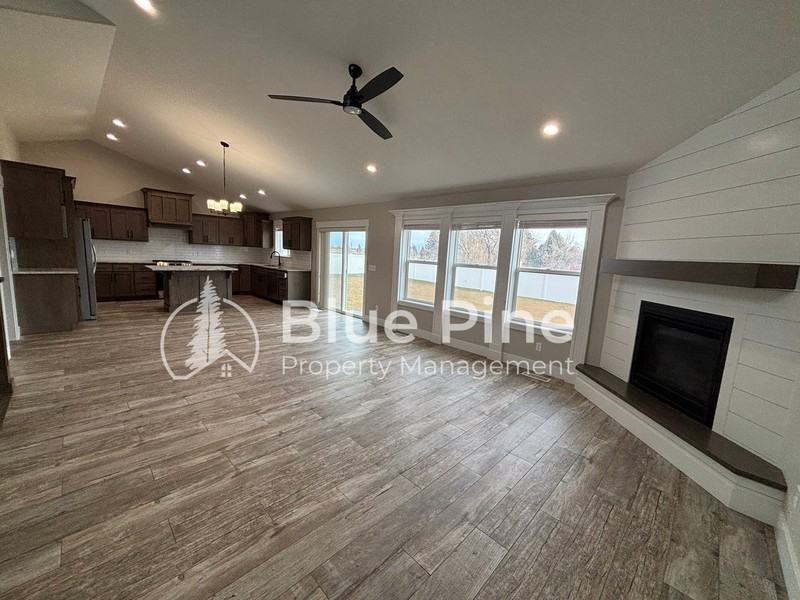 5083 S Thatcher Ave - Photo 2 of 28