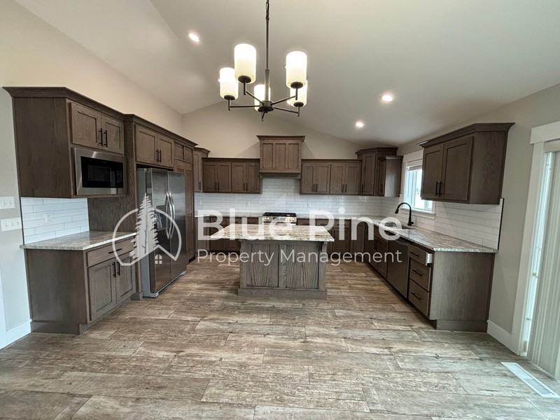 5083 S Thatcher Ave - Photo 3 of 28