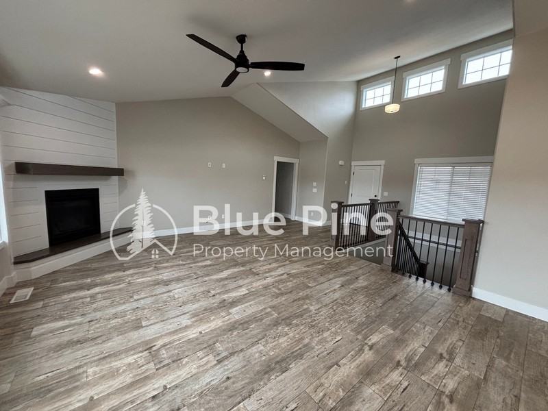 5083 S Thatcher Ave - Photo 4 of 28