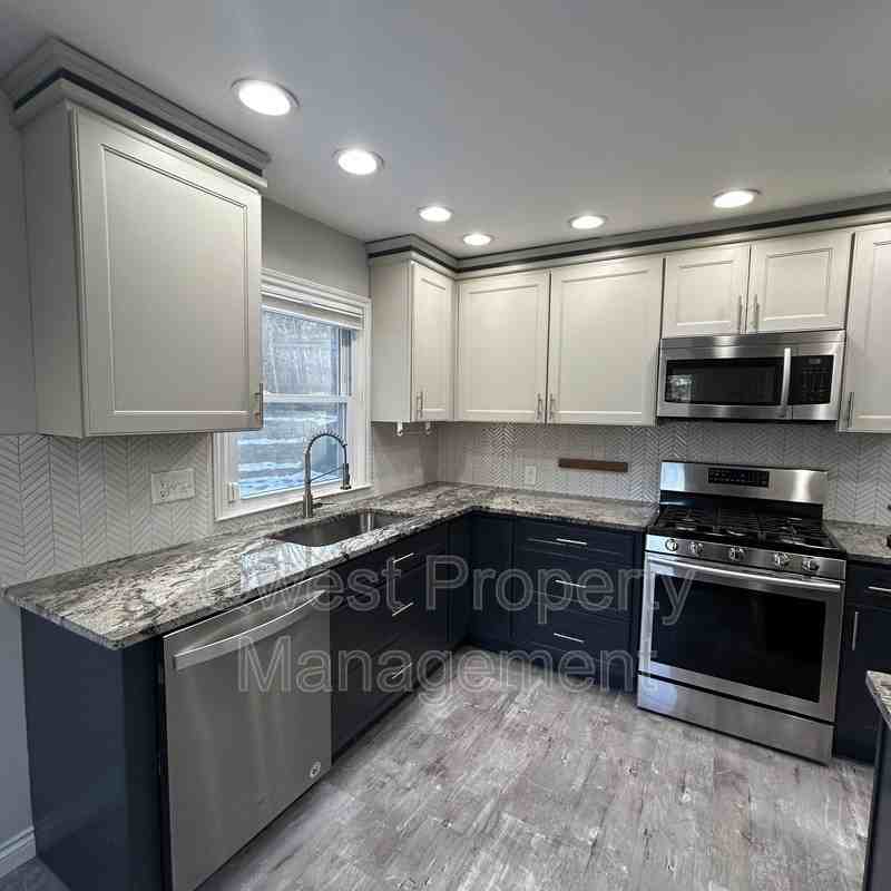 1532 Sylvan Ave Se - Photo 3 of 13