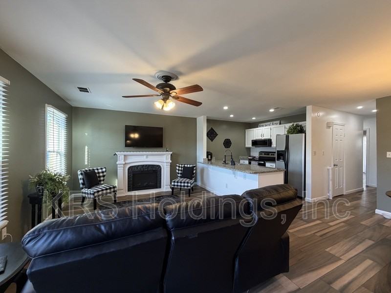 4220 Macarthur Rd - Photo 2 of 10