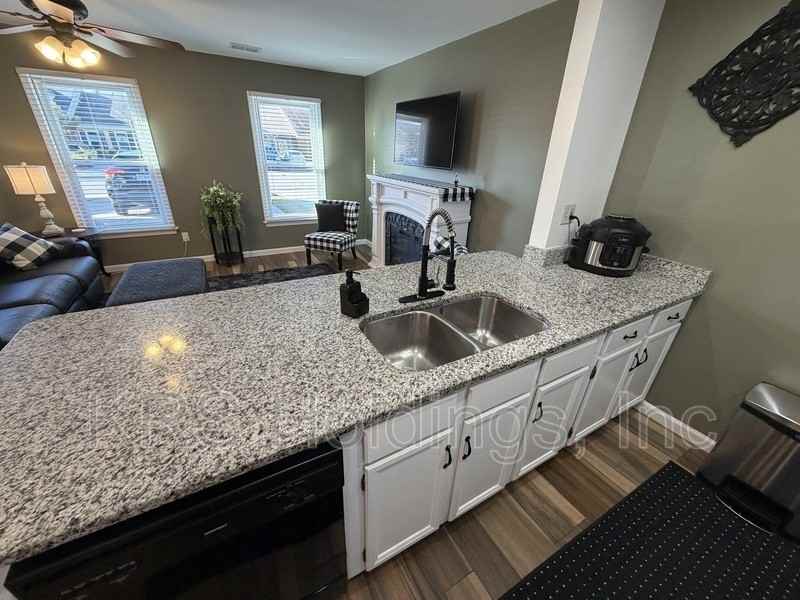 4220 Macarthur Rd - Photo 4 of 10