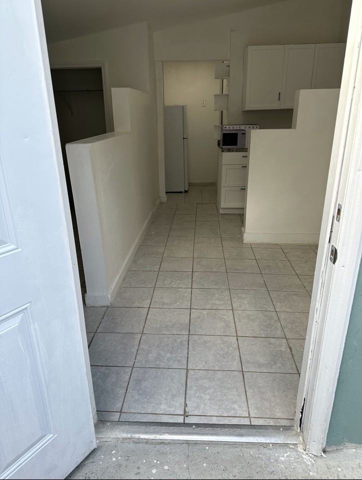 2330 Southwest 48th Avenue - Photo 4 of 6