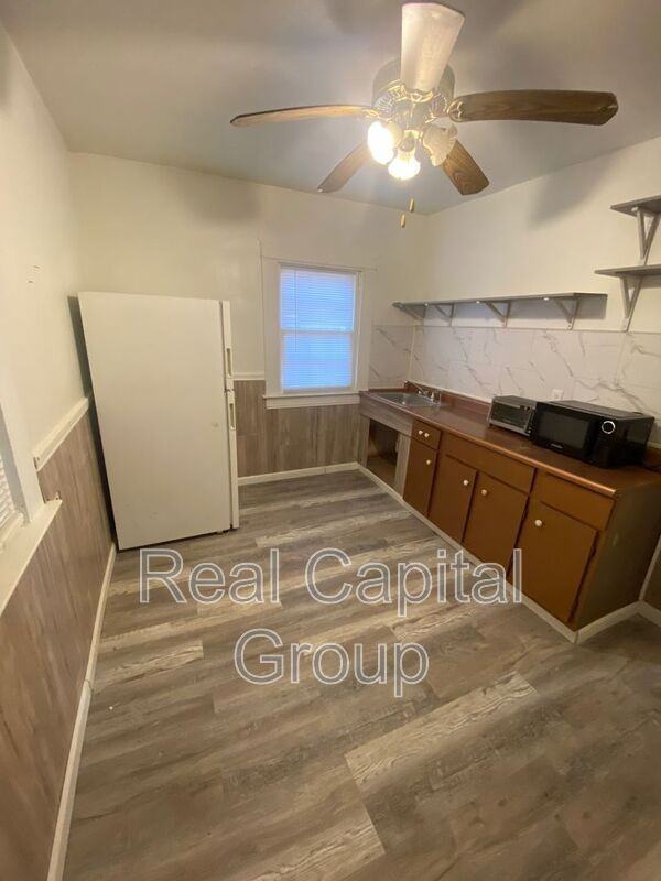 709 Townsend Pl - Photo 2 of 12