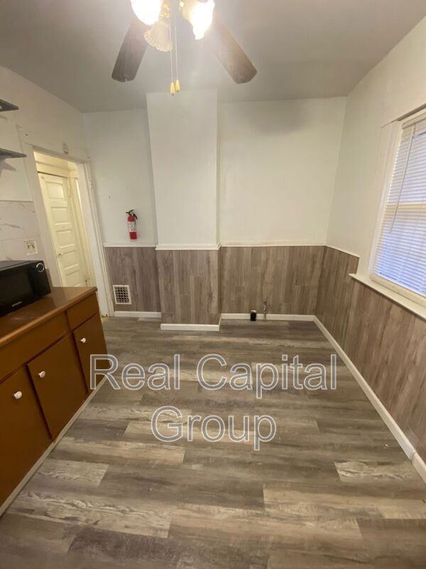 709 Townsend Pl - Photo 3 of 12