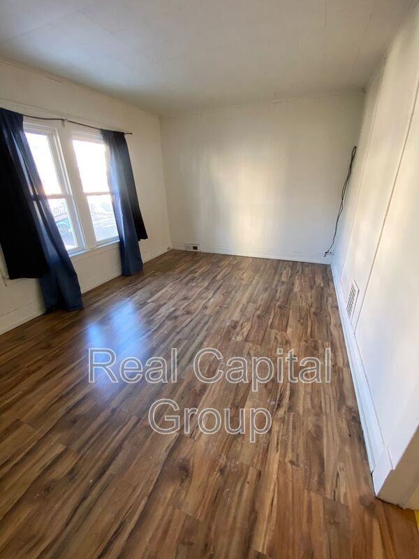 709 Townsend Pl - Photo 4 of 12